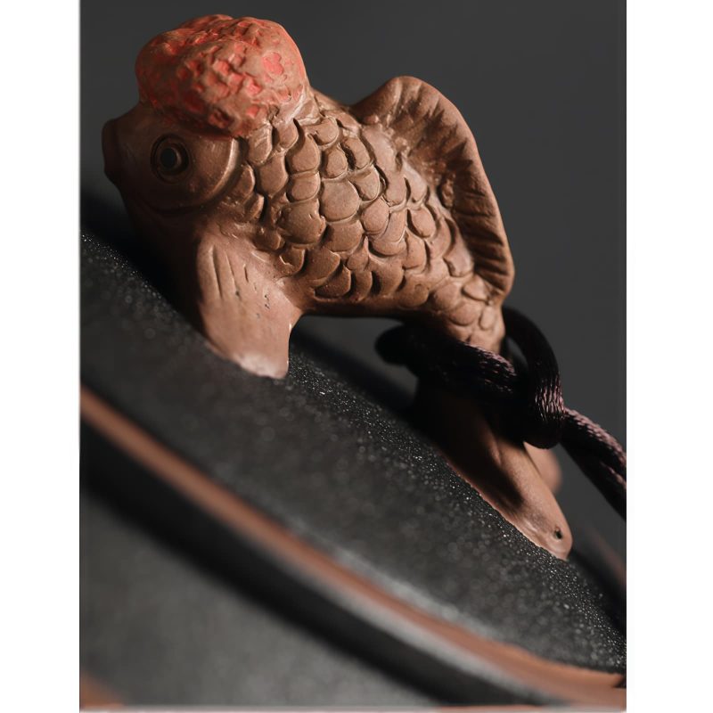Teedose aus lila Ton mit Fisch-Relief Purple Pottery Fish Tea Caddy: Airtight Loose Tea Storage - 1