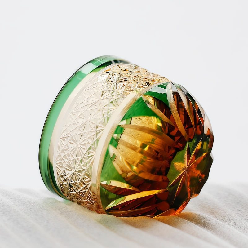 Handgeschliffenes Edo-Kiriko Sake-Glas aus grün-bernsteinfarbenem Kristall Edo Kiriko Green-Amber Crystal Sake Glass | Handcrafted Japanese Drinkware - 6