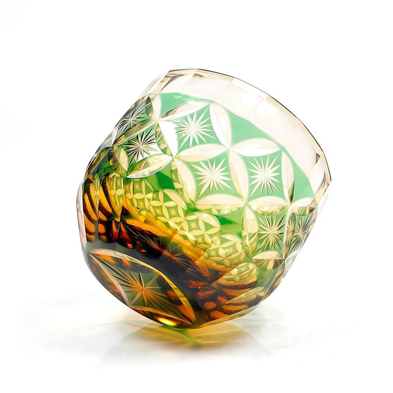 Handgeschliffenes Edo-Kiriko Sake-Glas aus grün-bernsteinfarbenem Kristall Edo Kiriko Green-Amber Crystal Sake Glass | Handcrafted Japanese Drinkware - 15