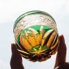 Handgeschliffenes Edo-Kiriko Sake-Glas aus grün-bernsteinfarbenem Kristall Edo Kiriko Green-Amber Crystal Sake Glass | Handcrafted Japanese Drinkware - 18