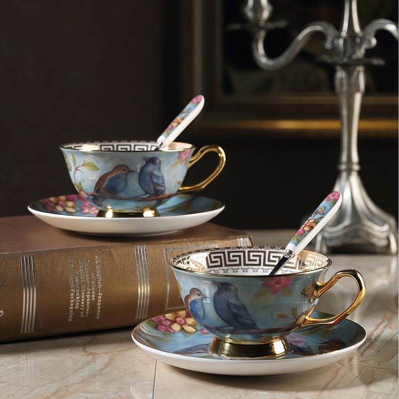 Bone China Tassen- und Untertassen-Set mit blauem Blumen- und Vogelmotiv Blue Flowers & Birds Bone China Cup & Saucer Set - 6