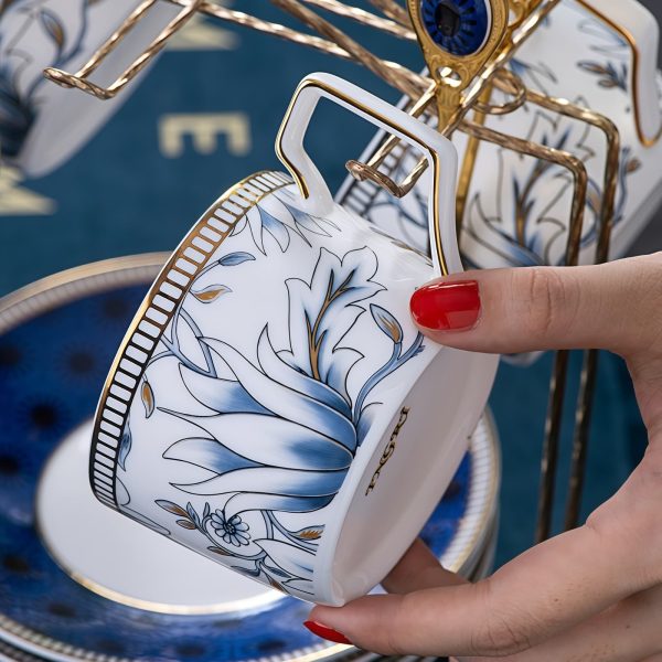 Tassen- und Untertassen-Set aus Bone China mit blau-weißer Yucca-Blüte