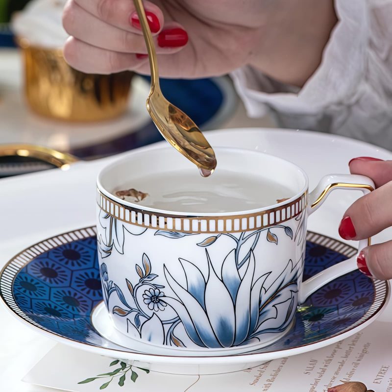 Tassen- und Untertassen-Set aus Bone China mit blau-weißer Yucca-Blüte Blue & White Yucca Flower Bone China Cup & Saucer Set - 2