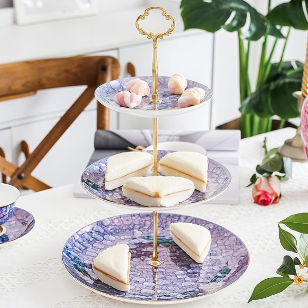 Etagere aus Bone China mit edlem Edelstein-Relief und goldenem Gestänge Etagere aus Bone China mit edlem Edelstein-Relief und goldenem Gestänge