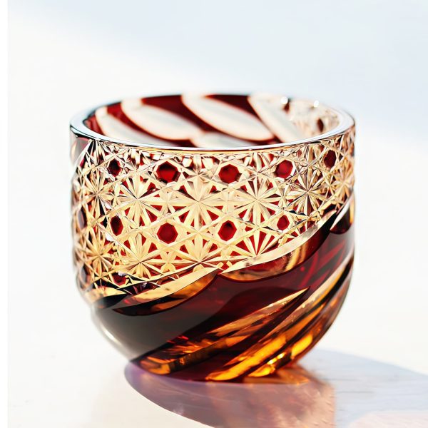 Handgefertigtes Edo-Kiriko Sake-Glas aus bernstein-rotem Kristall Handgefertigtes Edo-Kiriko Sake-Glas aus bernstein-rotem Kristall
