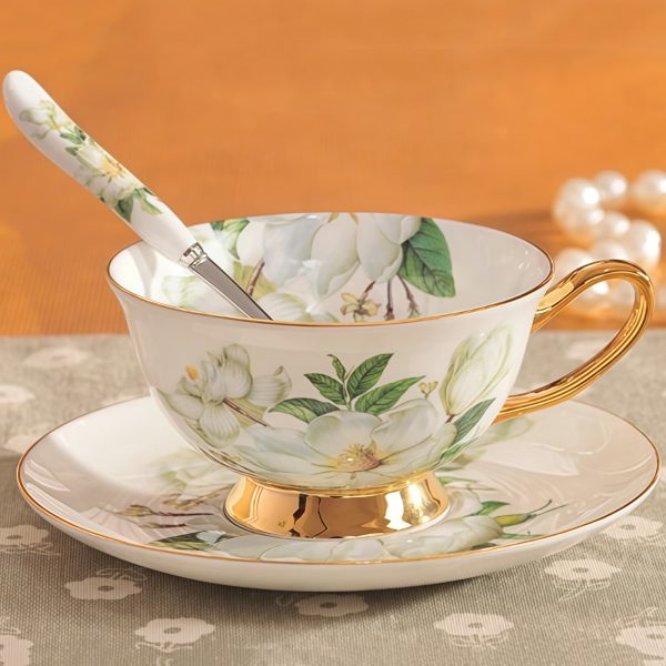 Vintage-Teeservice „Kamelie“ aus Bone China Vintage-Teeservice „Kamelie“ aus Bone China