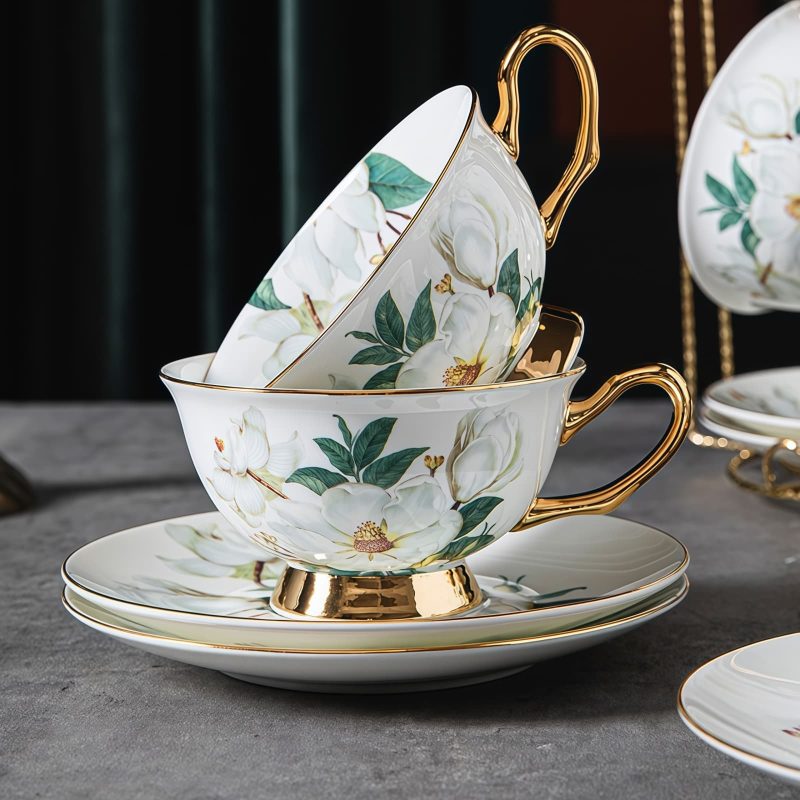 Teeservice aus Bone China mit Kamelien-Motiv und Golddekor Camellia Flower Bone China Tea Cup & Saucer Set with Gold Accents - 2