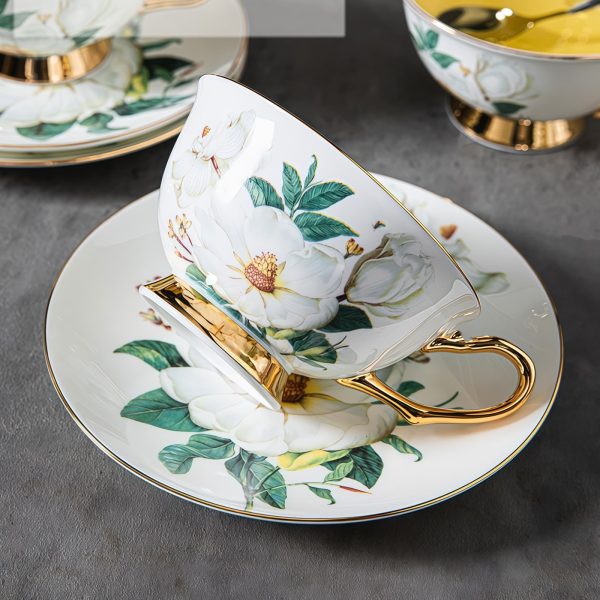 Teeservice aus Bone China mit Kamelien-Motiv und Golddekor Teeservice aus Bone China mit Kamelien-Motiv und Golddekor