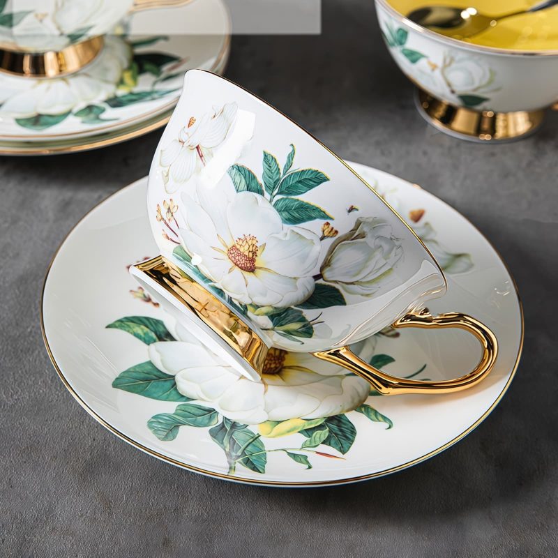 Teeservice aus Bone China mit Kamelien-Motiv und Golddekor Camellia Flower Bone China Tea Cup & Saucer Set with Gold Accents - 1