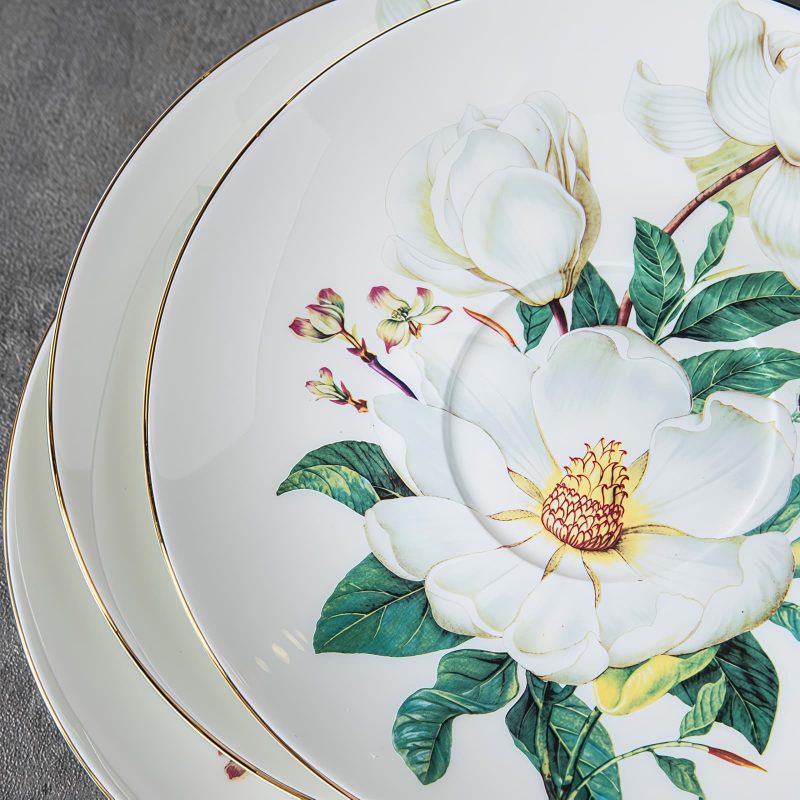 Teeservice aus Bone China mit Kamelien-Motiv und Golddekor Camellia Flower Bone China Tea Cup & Saucer Set with Gold Accents - 4