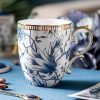 Bone-China-Tasse mit Deckel und Löffel im blau-weißen Magnolien-Design Blue & White Magnolia Bone China Mug with Lid & Spoon - 2