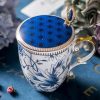 Bone-China-Tasse mit Deckel und Löffel im blau-weißen Magnolien-Design Blue & White Magnolia Bone China Mug with Lid & Spoon - 1