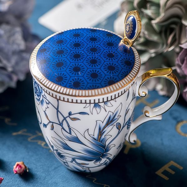 Bone-China-Tasse mit Deckel und Löffel im blau-weißen Magnolien-Design Bone-China-Tasse mit Deckel und Löffel im blau-weißen Magnolien-Design