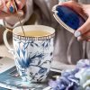 Bone-China-Tasse mit Deckel und Löffel im blau-weißen Magnolien-Design Blue & White Magnolia Bone China Mug with Lid & Spoon - 4