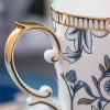 Bone-China-Tasse mit Deckel und Löffel im blau-weißen Magnolien-Design Blue & White Magnolia Bone China Mug with Lid & Spoon - 3