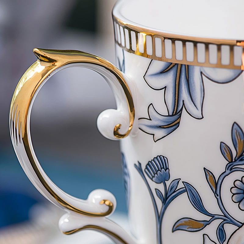 Bone-China-Tasse mit Deckel und Löffel im blau-weißen Magnolien-Design Blue & White Magnolia Bone China Mug with Lid & Spoon - 3