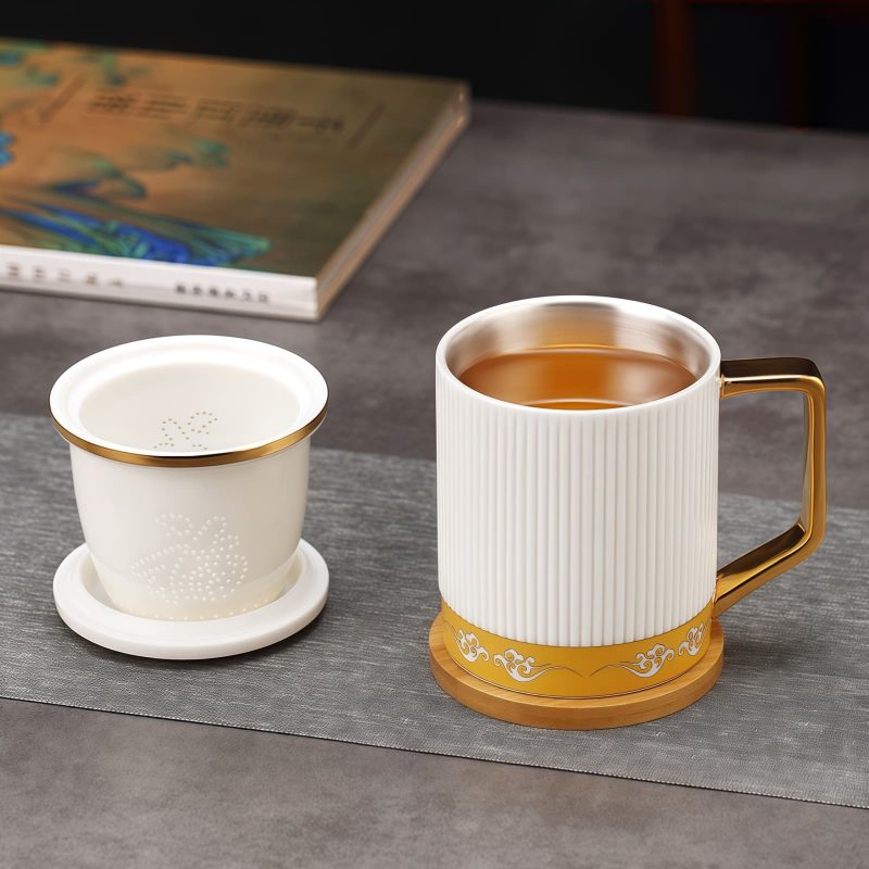 Teetasse aus Porzellan mit Sieb, Deckel & Goldrand – Glücksbringende Wolken Auspicious Clouds Porcelain Tea Mug with Infuser, Lid & Gold Trim | 15oz - 6