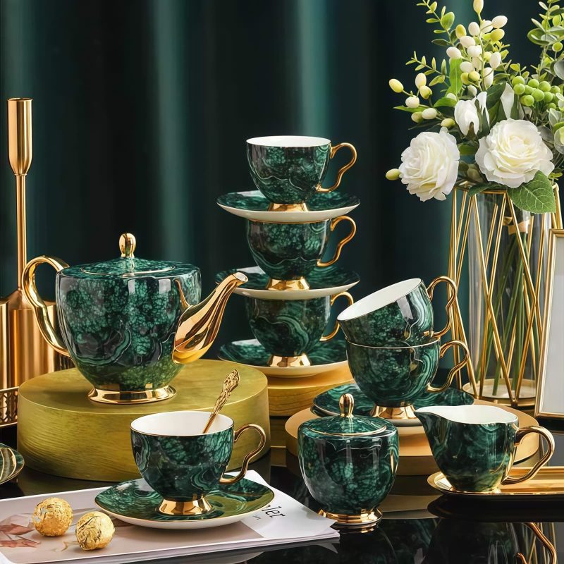 Grünes Porzellan-Teeset im englischen Stil mit eleganter Kanne & Goldrand Luxury English Tea Set: Porcelain Teapot Set (Green) - 1