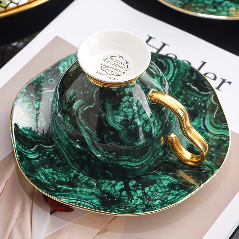 Grünes Porzellan-Teeset im englischen Stil mit eleganter Kanne & Goldrand Luxury English Tea Set: Porcelain Teapot Set (Green) - 5
