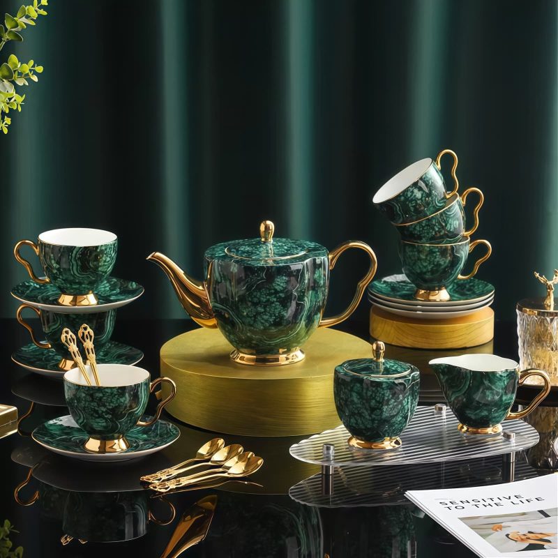 Grünes Porzellan-Teeset im englischen Stil mit eleganter Kanne & Goldrand Luxury English Tea Set: Porcelain Teapot Set (Green) - 9