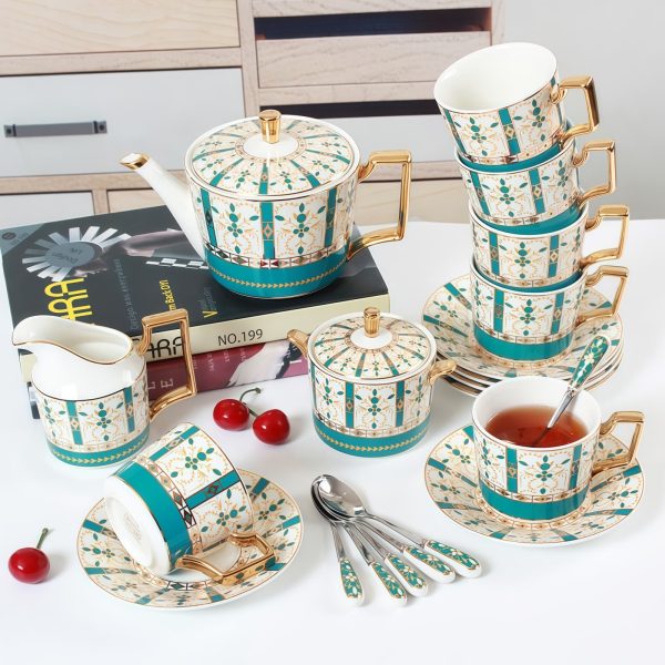 Klassisches englisches Bone-China-Teeservice für den Afternoon Tea