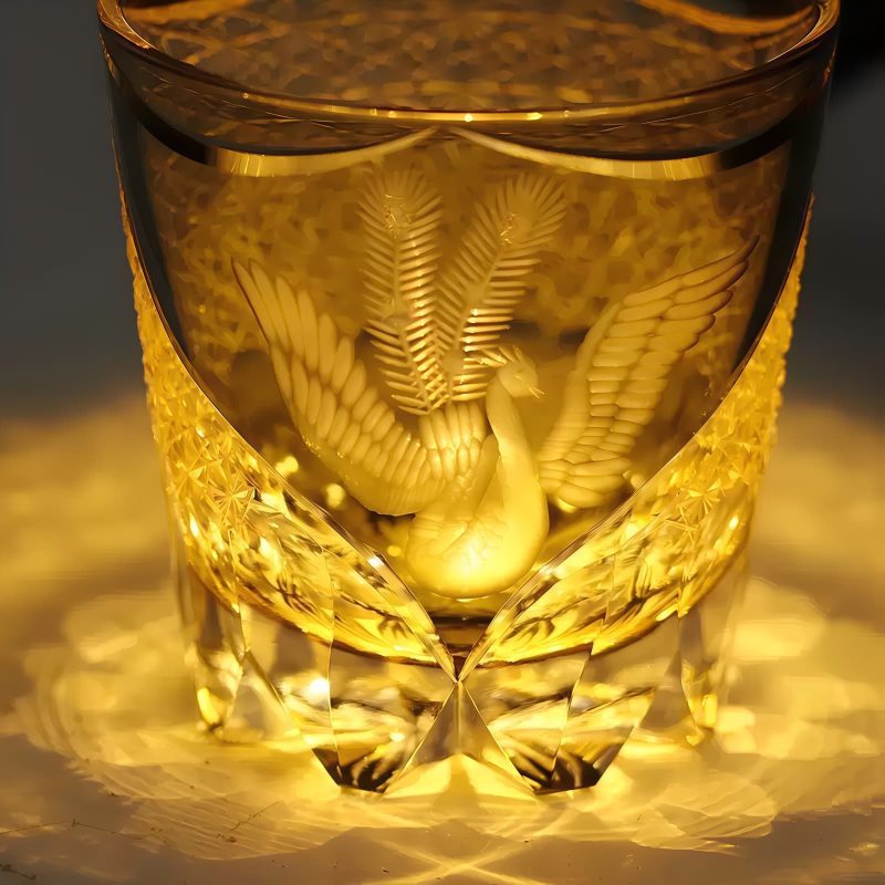 Edo Kiriko handgefertigtes Whiskyglas „Gray Phoenix“ mit Pfauenmotiv in Holzbox Edo Kiriko Peacock Pattern Whisky Glass - Gray Phoenix Edition - 4