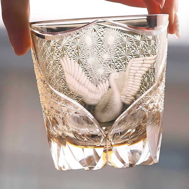 Edo Kiriko handgefertigtes Whiskyglas „Gray Phoenix“ mit Pfauenmotiv in Holzbox Edo Kiriko Peacock Pattern Whisky Glass - Gray Phoenix Edition - 5