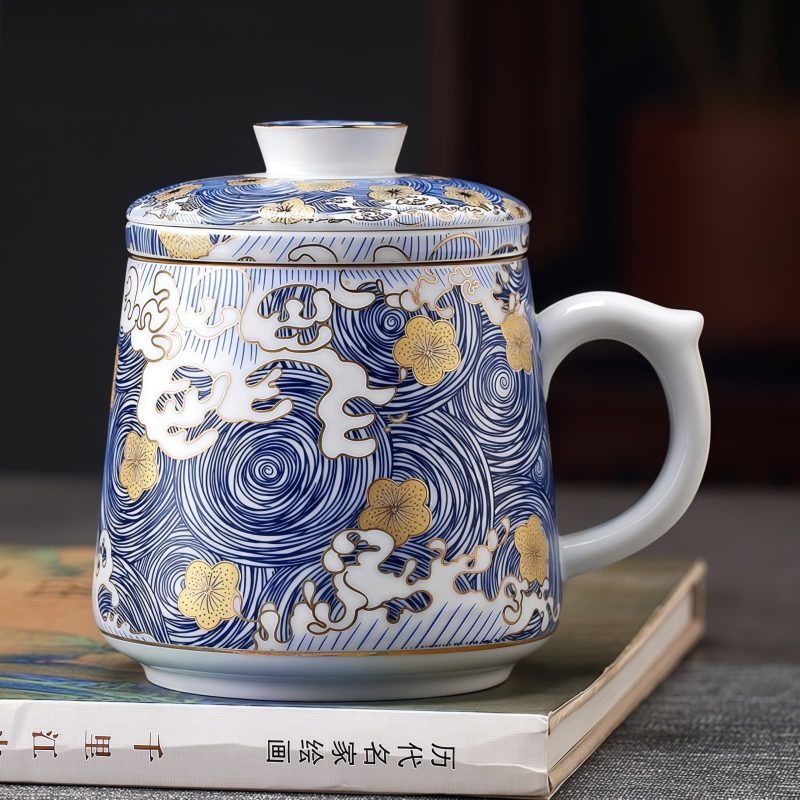 Keramik-Teebecher mit Sieb & Deckel – Goldene Pflaumenblüte & Wellen Gold Plum Waves Ceramic Tea Mug with Infuser & Lid - Elegant 12oz Steeping Cup - 1