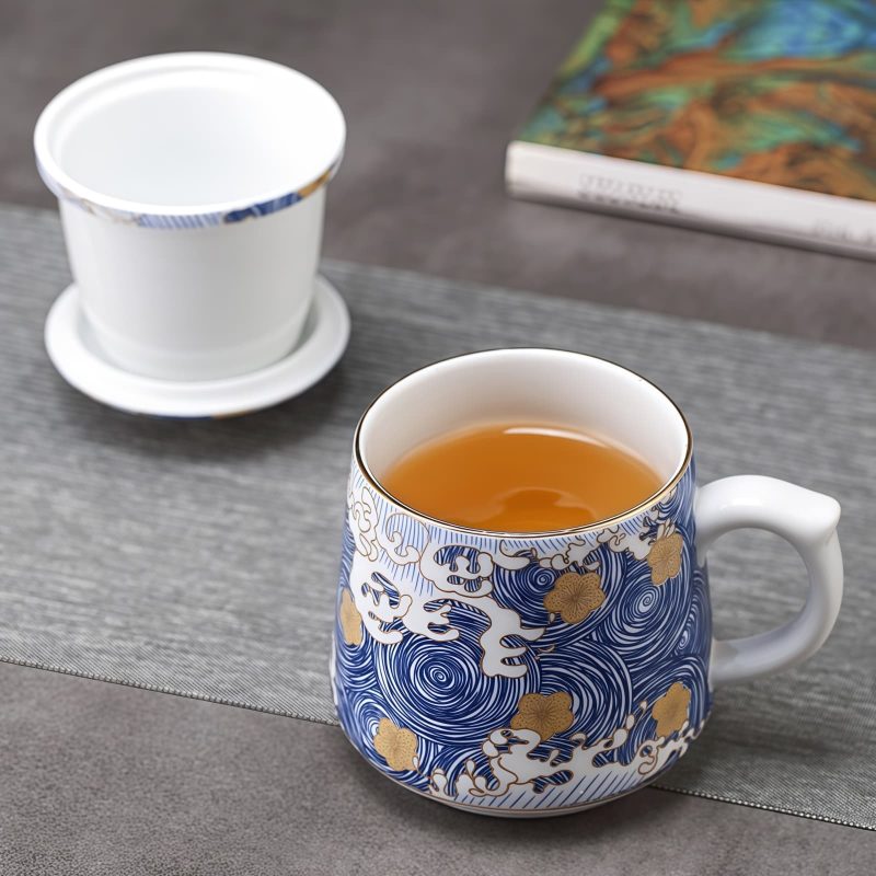 Keramik-Teebecher mit Sieb & Deckel – Goldene Pflaumenblüte & Wellen Gold Plum Waves Ceramic Tea Mug with Infuser & Lid - Elegant 12oz Steeping Cup - 8