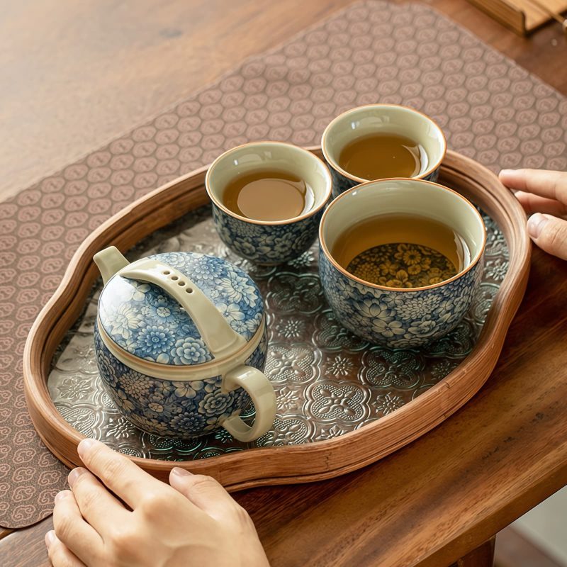 Blau-weißes Keramik-Teeservice mit Blumenmuster und Holztablett Blue & White Floral Ceramic Tea Set with Wood Tray - 5