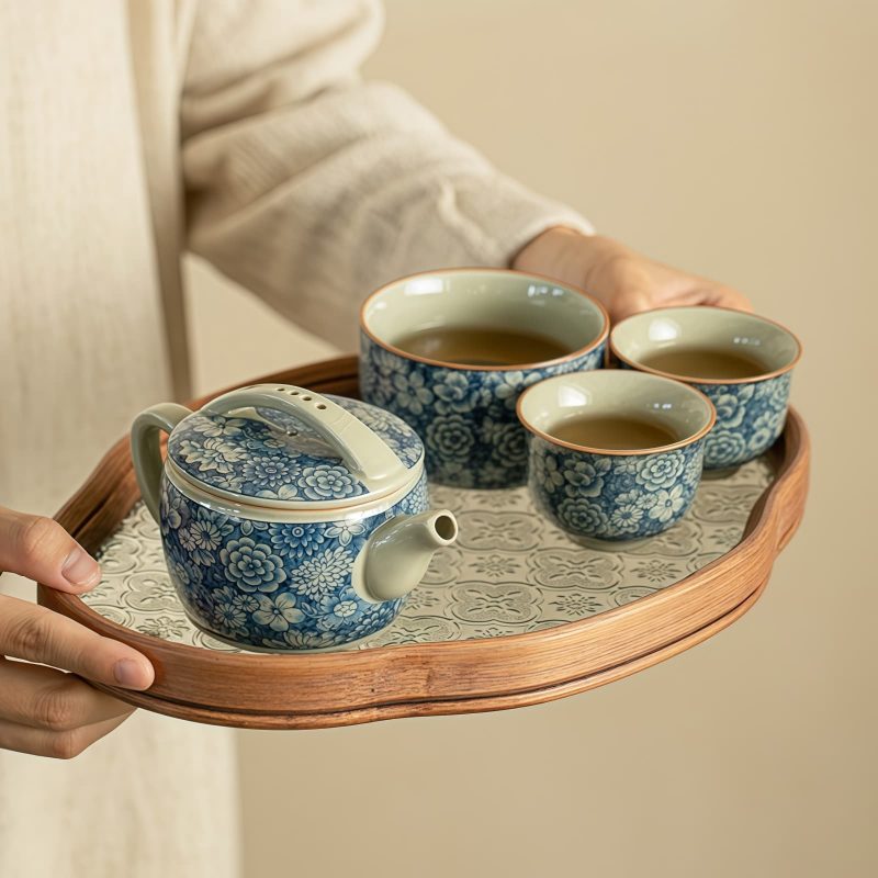 Blau-weißes Keramik-Teeservice mit Blumenmuster und Holztablett Blue & White Floral Ceramic Tea Set with Wood Tray - 4
