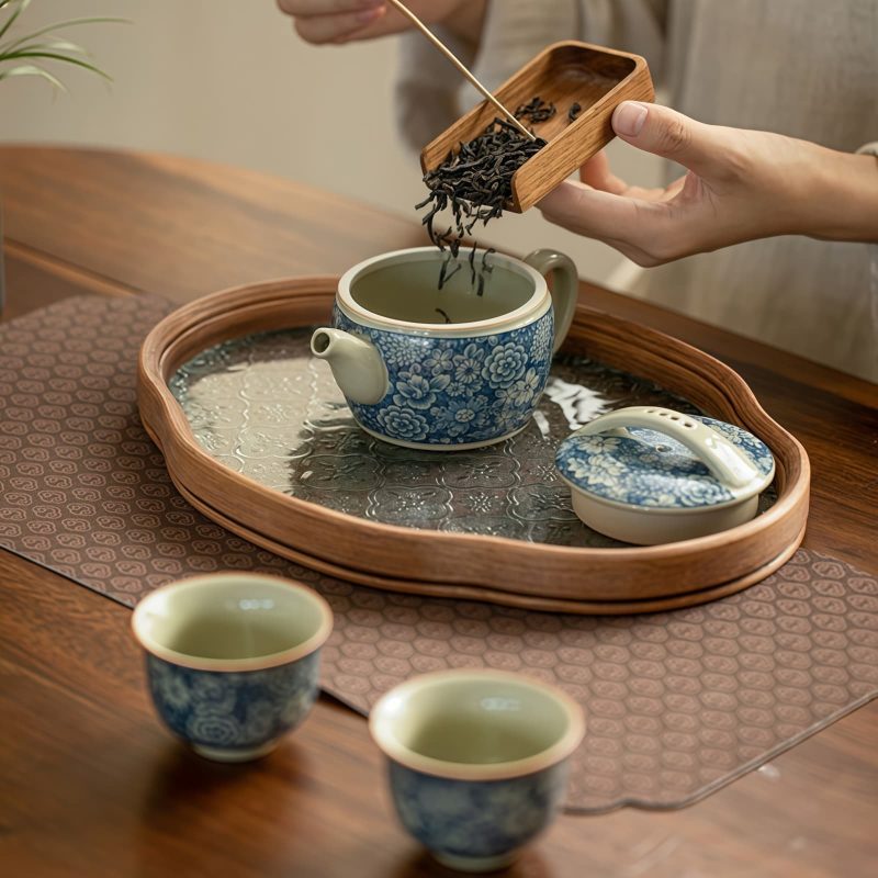Blau-weißes Keramik-Teeservice mit Blumenmuster und Holztablett Blue & White Floral Ceramic Tea Set with Wood Tray - 1