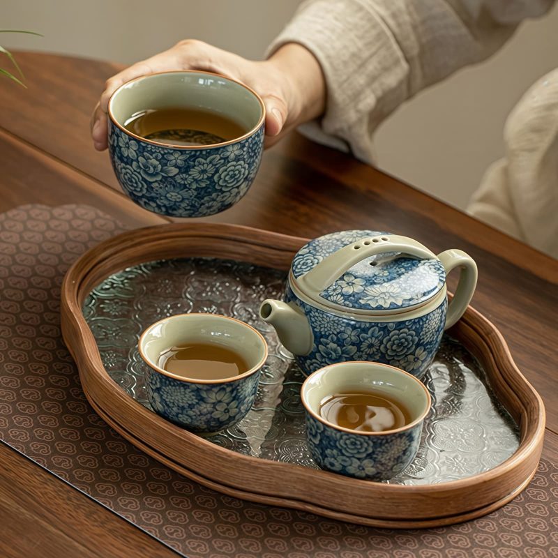 Blau-weißes Keramik-Teeservice mit Blumenmuster und Holztablett Blue & White Floral Ceramic Tea Set with Wood Tray - 3