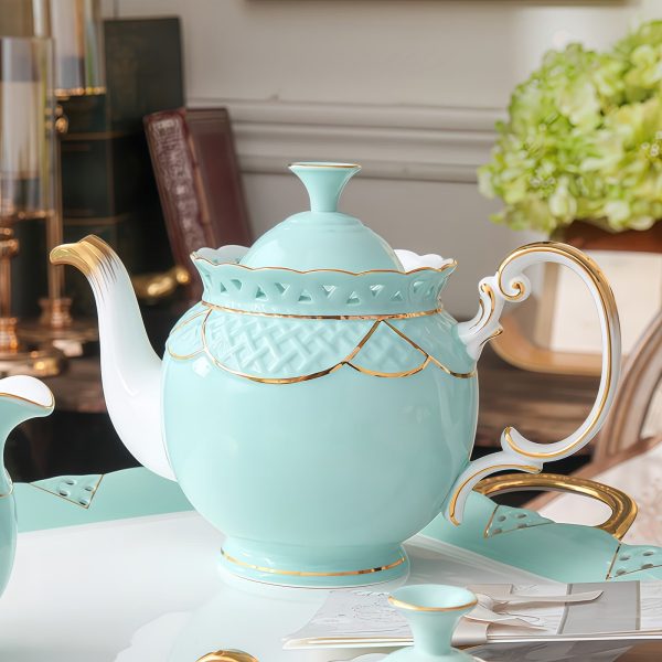 Englisches Teeservice aus Bone China mit filigranem Durchbruchmuster, Handmalerei und Goldrand