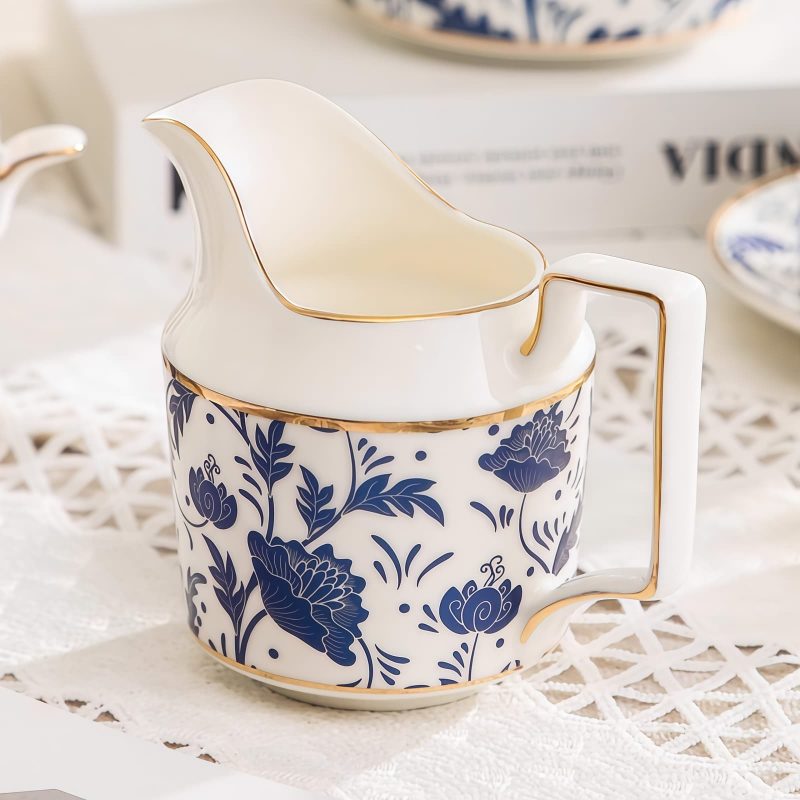 Englisches Teeservice aus Porzellan in Blau-Weiß mit Golddekor Blue & White Floral English Porcelain Tea Set with Gold Accents - 4