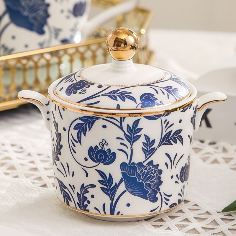 Englisches Teeservice aus Porzellan in Blau-Weiß mit Golddekor Blue & White Floral English Porcelain Tea Set with Gold Accents - 5