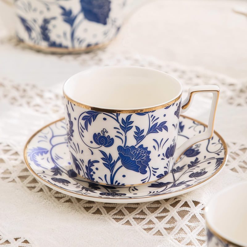 Englisches Teeservice aus Porzellan in Blau-Weiß mit Golddekor Blue & White Floral English Porcelain Tea Set with Gold Accents - 6