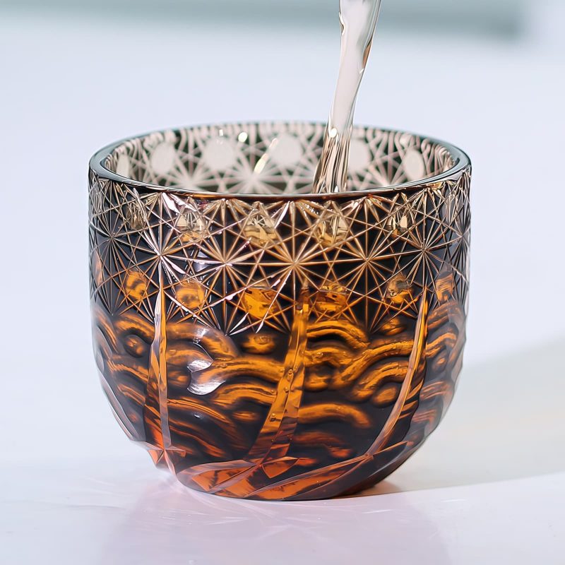 Edo Kiriko Sake-Glas | Handgeschliffenes Kristallglas in Schwarz & Bernstein Edo Kiriko Black-Amber Crystal Sake Glass | Handcrafted Japanese Glassware - 11