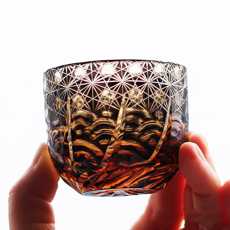 Edo Kiriko Sake-Glas | Handgeschliffenes Kristallglas in Schwarz & Bernstein Edo Kiriko Black-Amber Crystal Sake Glass | Handcrafted Japanese Glassware - 7