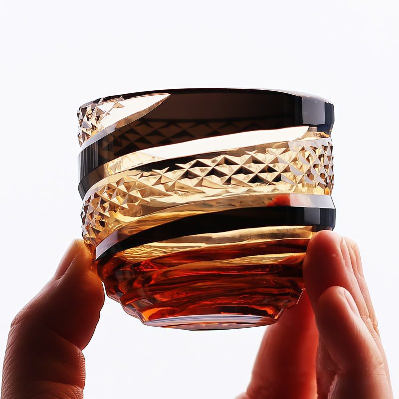 Edo Kiriko Sake-Glas | Handgeschliffenes Kristallglas in Schwarz & Bernstein Edo Kiriko Black-Amber Crystal Sake Glass | Handcrafted Japanese Glassware - 5