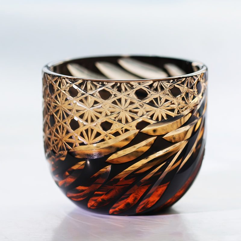 Edo Kiriko Sake-Glas | Handgeschliffenes Kristallglas in Schwarz & Bernstein Edo Kiriko Black-Amber Crystal Sake Glass | Handcrafted Japanese Glassware - 4