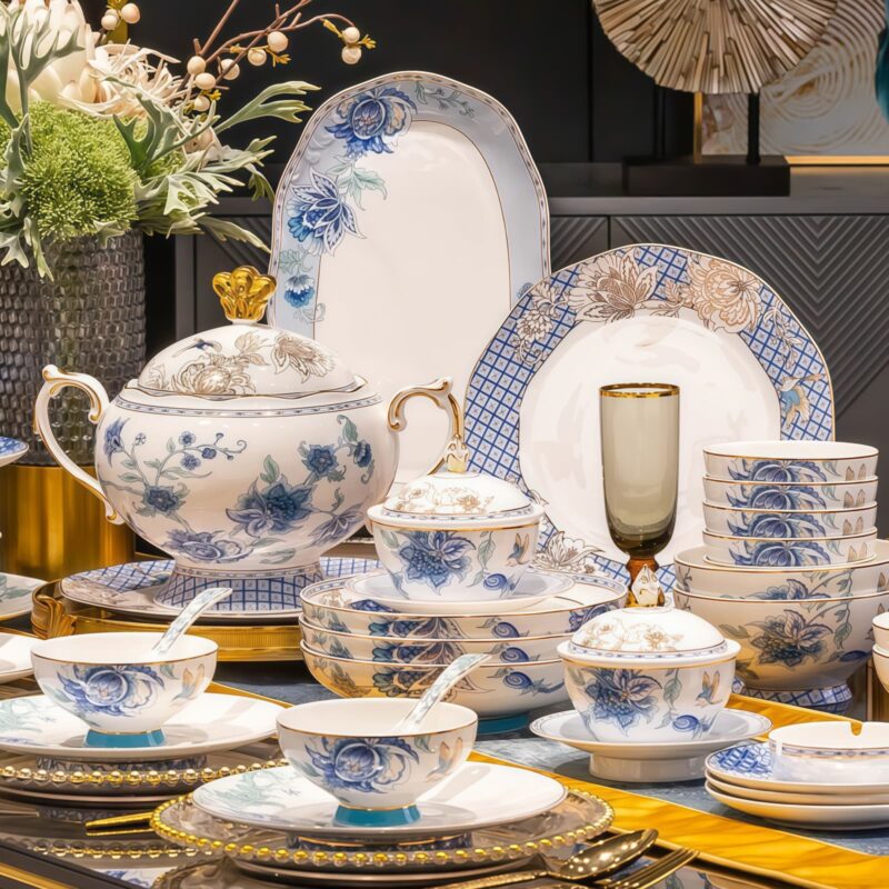 Handgefertigtes Bone-China-Geschirrset Golden Garden mit Goldakzenten Golden Garden Bone China Dinnerware Set with Gold Accents | INGRI - 12