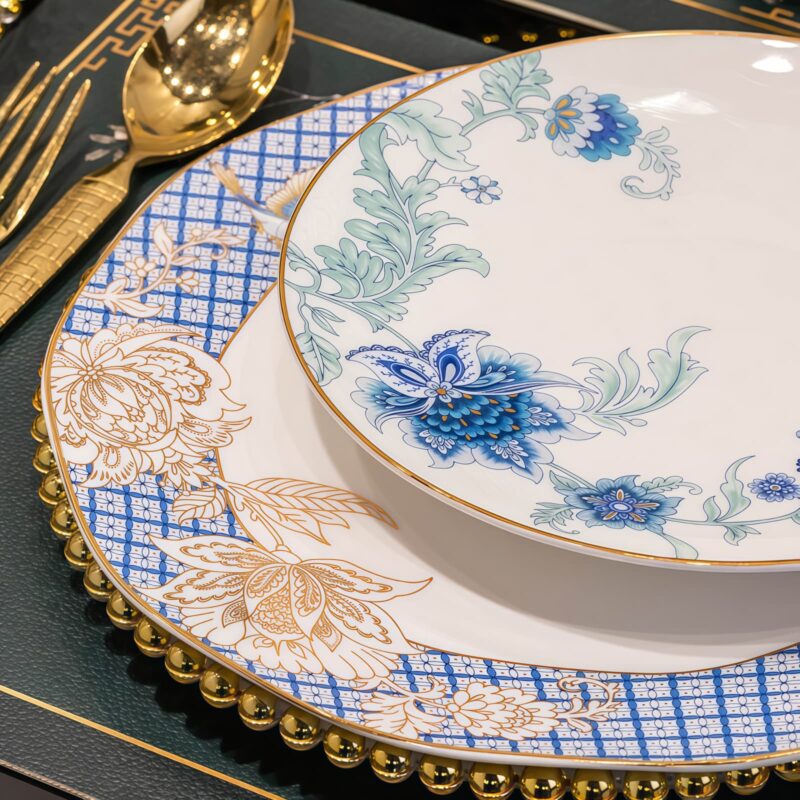 Handgefertigtes Bone-China-Geschirrset Golden Garden mit Goldakzenten Golden Garden Bone China Dinnerware Set with Gold Accents | INGRI - 13