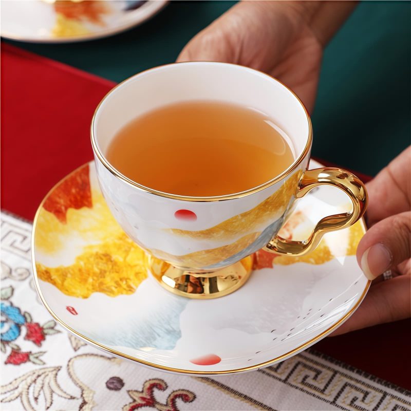 Englisches Teeservice aus Bone China mit Bergmotiv und Goldakzenten Mountain Landscape Bone China English Tea Set with Gold Accents - 5