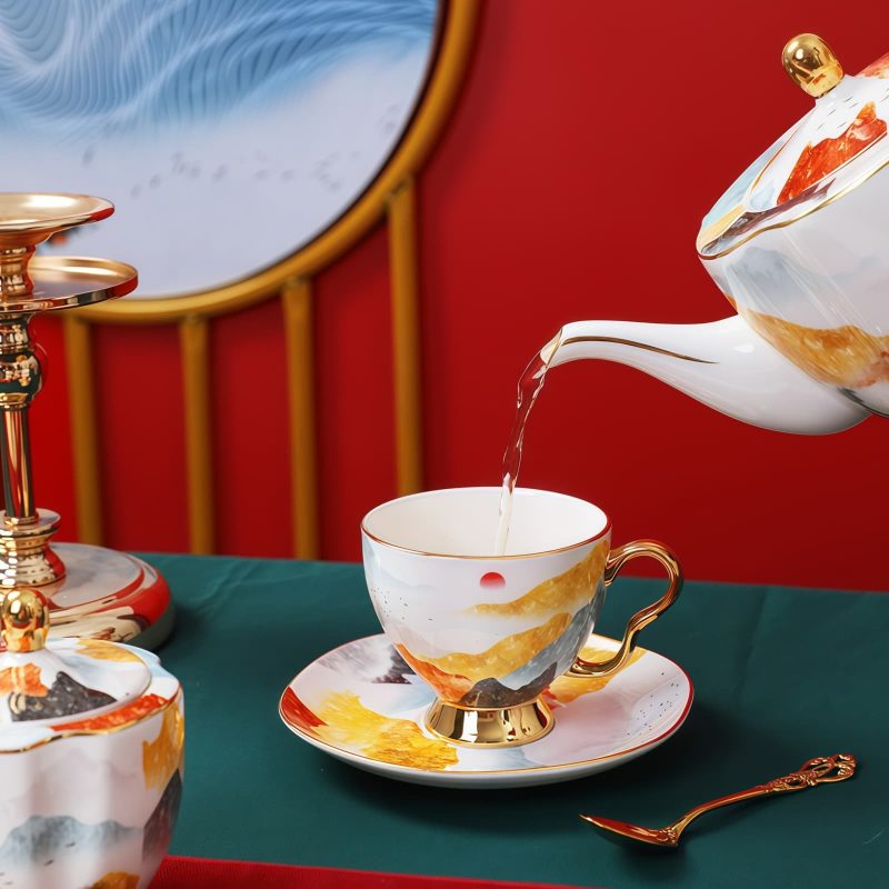 Englisches Teeservice aus Bone China mit Bergmotiv und Goldakzenten Mountain Landscape Bone China English Tea Set with Gold Accents - 2
