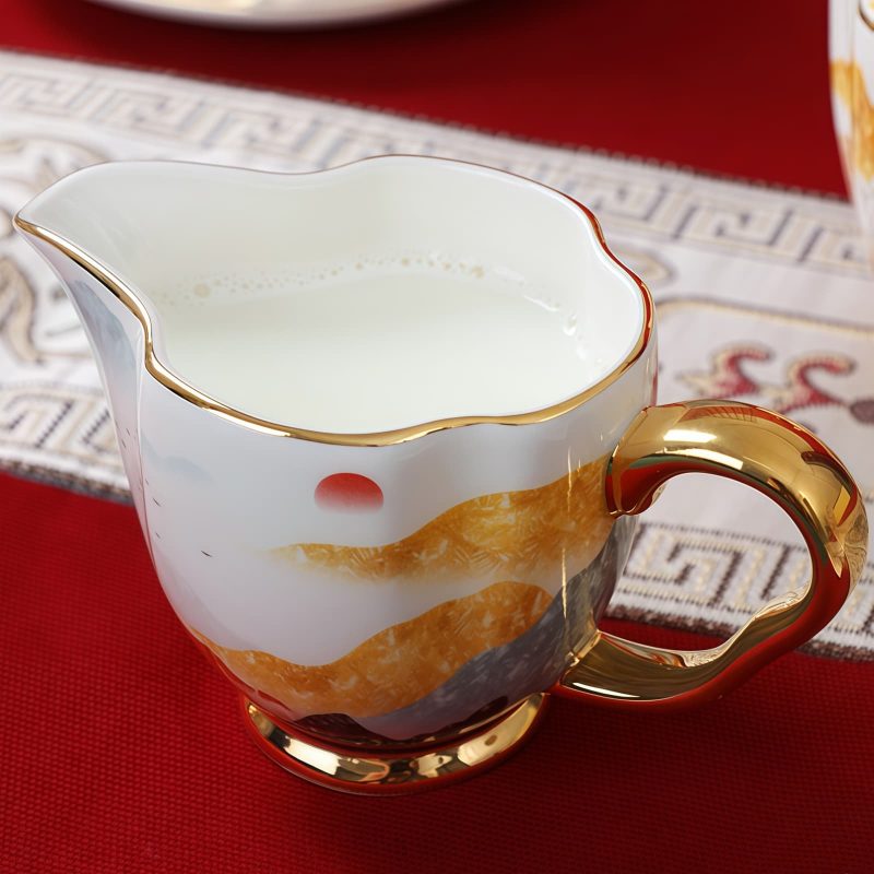 Englisches Teeservice aus Bone China mit Bergmotiv und Goldakzenten Mountain Landscape Bone China English Tea Set with Gold Accents - 3