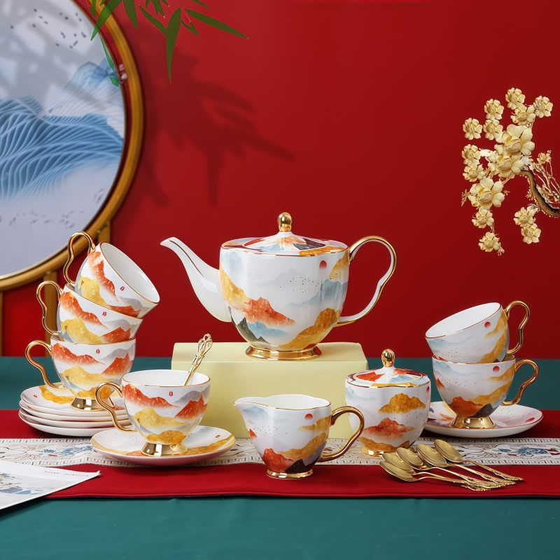 Englisches Teeservice aus Bone China mit Bergmotiv und Goldakzenten Mountain Landscape Bone China English Tea Set with Gold Accents - 6