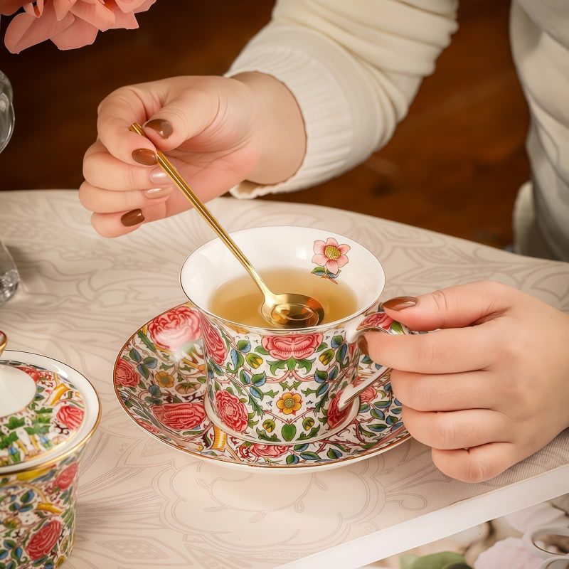 Englisches Teeservice aus Bone China mit roten Rosen und Golddekor Red Rose Bone China English Tea Set with Gold Accents - Elegant Tea Party - 4