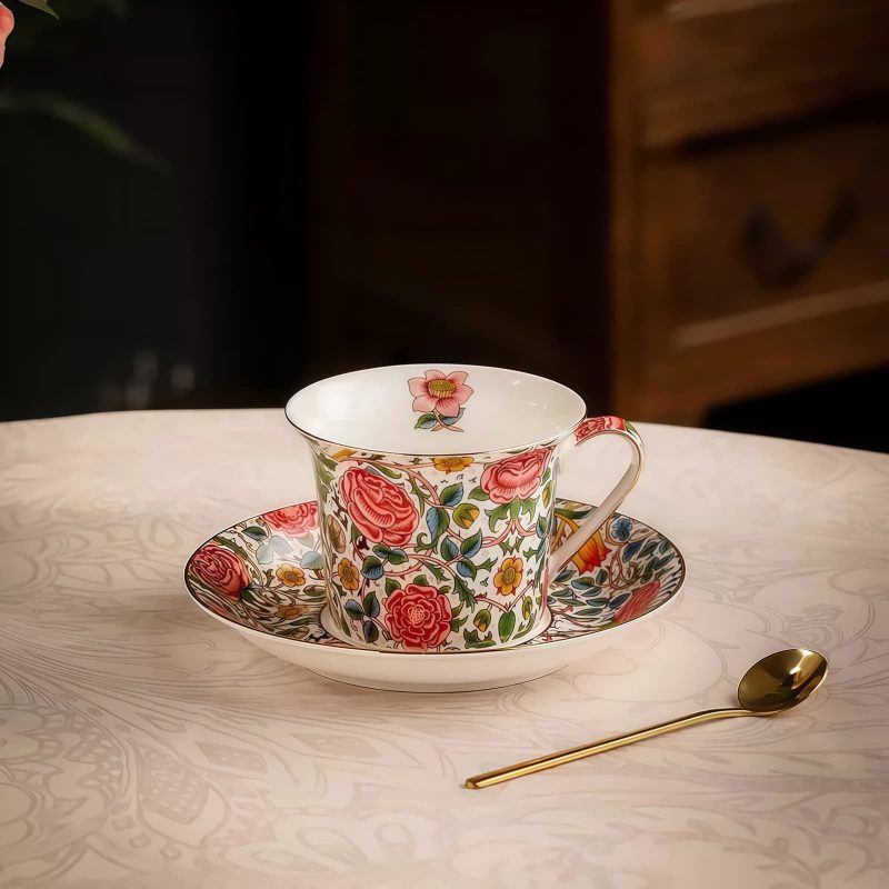 Englisches Teeservice aus Bone China mit roten Rosen und Golddekor Red Rose Bone China English Tea Set with Gold Accents - Elegant Tea Party - 2