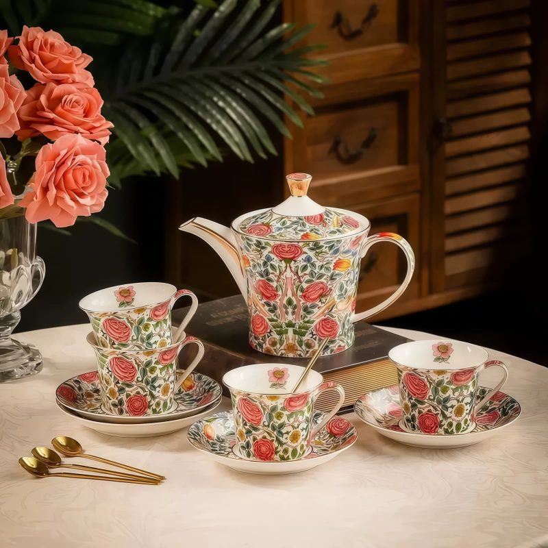 Englisches Teeservice aus Bone China mit roten Rosen und Golddekor Red Rose Bone China English Tea Set with Gold Accents - Elegant Tea Party - 6